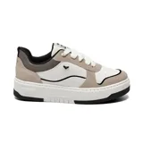 Championes deportivos Via Marte de diseño urbano, combinando paneles en color blanco, beige y detalles en gris texturizado. Presenta cordones blancos, suela de plataforma blanca con base negra y logo metálico en el lateral.