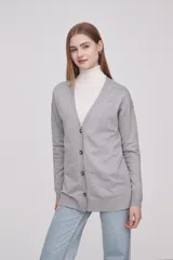 Cárdigan gris de viscosa, corte holgado, con cuello en V y cierre frontal con botones.