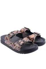 Sandalias con estampado animal print en tonos rojo y negro, con doble tira y hebillas ajustables.