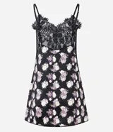 Camisón corto de microfibra con estampado floral, presenta un diseño con escote en V decorado con encaje negro y breteles finos ajustables.