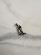Dije de acero quirúrgico con forma de bota de estilo cowboy, con detalles grabados en relieve.