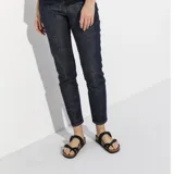Sandalias Birkenstock modelo Mayari, color negro, con diseño de tiras cruzadas y ajuste mediante hebillas metálicas. Plantilla anatómica de corcho y suela de goma.