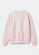 Buzo de cuello redondo con mangas largas y puños elásticos. Presenta un pequeño bordado en el pecho y un diseño liso en color rosado.