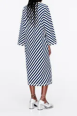 Vestido midi de punto a rayas transversales en azul marino y blanco. Modelo de corte recto, cuello redondo y manga larga.