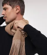 Suéter de hombre color negro, tejido en punto con textura trenzada en patrón de rombos. Presenta cuello redondo, puños y bajo acanalados.