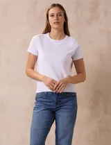 Buzo tejido de hilado fino color blanco, marca Ninety. Corte a la base y mangas cortas.