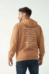 Buzo canguro color caramelo con capucha ajustable con cordones, bolsillo canguro y doble estampa en frente y espalda con el nombre de varias ciudades.