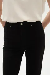 Pantalon jean de corte recto y tiro alto, color negro, con bolsillos laterales y traseros.