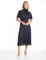 Vestido midi de satén color azul marino, con cuello alto y cintura elástica, ambos con detalle en punto smock. Presenta mangas cortas fluidas y falda plisada con caída ligera.