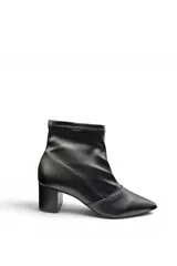 Bota de caña corta color negro, con taco cuadrado y punta fina.