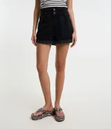 Short baggy de jeans color negro, con diseño de cintura doble elastizada, trabillas, doble botonadura y cierre frontal con cremallera, además de dobladillo en las piernas.