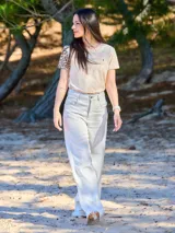 Pantalón de lino color beige, de corte ancho y tiro medio.