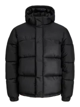 Campera puffer de corte regular, confeccionada en tejido ripstop resistente al agua y al viento. Cuenta con capucha desmontable, cierre frontal con solapa, puños elásticos y forro interior para mayor abrigo.