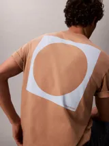 Remera Calvin Klein de manga corta y cuello redondo, color beige, con logo estampado en el pecho.