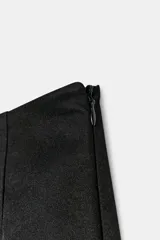 Shorts negros de tiro alto con cierre lateral mediante cremallera oculta y forro interior combinado a tono.