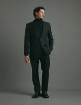 Polera de tejido de punto fino en color verde oliva, con cuello alto acanalado y mangas largas.