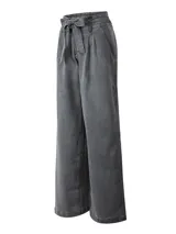 Pantalón de jean color gris con efecto lavado, de corte recto y tiro alto. Cuenta con cintura elástica en la parte posterior, cierre frontal con lazo ajustable y bolsillos laterales.