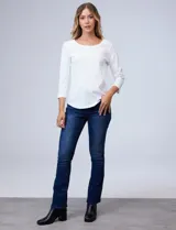 Remera básica de algodón con cuello redondo y mangas tres cuartos. Presenta un corte ajustado y ruedo redondeado.