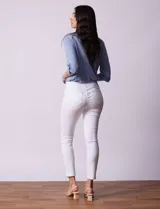 Jegging blanco de algodón, marca Sound Style. Diseño skinny de tiro alto, con bolsillos simulados en la parte delantera y bolsillos aplicados en la parte trasera.