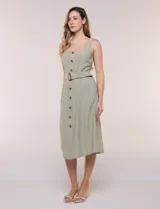 Vestido midi abotonado verde melange, con escote recto, tirantes anchos y falda de calce recto con vuelo sutil. Tiene abotonadura frontal completa con botones estilo carey, cinto textil con hebilla para ajustar la cintura y bolsillos laterales.