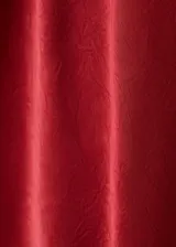 Vestido midi color rojo burdeos, con diseño recto, cuello halter y sin mangas, confeccionado en poliéster.