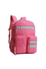 Mochila escolar de color rosa vibrante con detalles en verde menta en cierres y cintas decorativas. Presenta un diseño acolchado con múltiples bolsillos frontales, uno de ellos con un gran logo en relieve. Incluye un llavero colgante con texto.