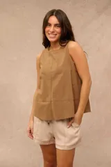 Blusa marrón sin mangas, de corte holgado y diseño evasé con costuras pespuntadas visibles.