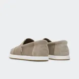 Alpargatas Toms Alp Fwd color marrón claro, con empeine de lona de algodón reciclado antidesgarro y talón de gamuza. Suela de goma blanca y plantilla extraíble OrthoLite® Eco LT-Hybrid™.