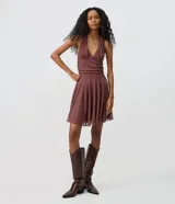 Vestido midi de encaje marrón con diseño halter, escote profundo, cintura ajustada y caída fluida.