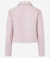 Campera corta de tweed color rosa, con cuello camisero, bolsillos delanteros con solapa y botones dorados estilo escudo.