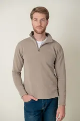 Sweater de algodón con medio cierre frontal y cuello alto, de diseño liso y corte clásico.