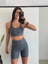 Calza short deportiva gris petróleo con textura acanalada.