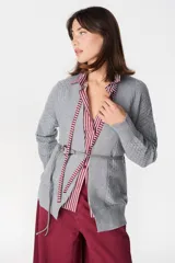 Saco abierto de punto color blanco, con diseño de textura cuadriculada en las mangas y corte holgado.