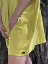 Vestido corto celeste de algodón, corte oversize y sin mangas.