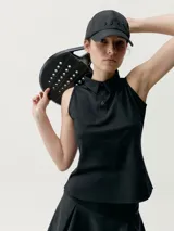Musculosa polo deportiva negra con cuello mao y cierre frontal de tres botones.