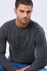 Remera de algodón de manga larga color gris oscuro, con cuello redondo y estampado circular en el pecho que dice "LIFE IS GOOD HAPPY CAMPER Legacy" con un paisaje de montañas y árboles.