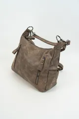 Bolso de hombro color marrón con acabado efecto cuero desgastado. Presenta dos bolsillos frontales verticales con cierre metálico, compartimentos laterales abiertos y una correa larga ajustable y extraíble.