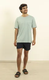 Remera verde agua con cuello redondo y bolsillo en el pecho.
