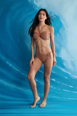 Conjunto de bikini color tostado con corpiño bandeau fruncido con tirante halter y detalle de argolla central, acompañado de una bombacha clásica con detalle de argolla en el lateral.