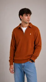 Buzo de punto color naranja, con cuello polo y cierre frontal parcial, de manga larga y diseño holgado.