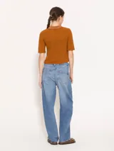 Jeans de tiro medio, color celeste, de silueta slouch con pinzas en la rodilla.