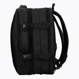 Mochila de diseño técnico y minimalista en color negro, con múltiples compartimentos, correas de compresión laterales y asa de transporte reforzada. Cuenta con cierres frontales y laterales, ideal para uso urbano o viajes.