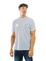 Remera de algodón color celeste claro, con cuello redondo y manga corta. Presenta un estampado frontal que incluye una referencia a la obra 'La gran ola de Kanagawa' y texto en azul claro.