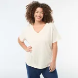 Camiseta básica de manga corta con cuello en pico, confeccionada en algodón de color blanco.