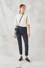 Pantalón negro de algodón y elastano, corte skinny y tiro medio.