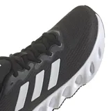Championes de running Adidas modelo Switch Run, color negro con detalles en blanco. Presentan una parte superior de malla transpirable, entresuela de EVA con diseño de rebajes y suela exterior Adiwear para mayor tracción.