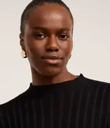 Suéter de punto de la marca Cortelle, con cuello redondo, mangas largas y diseño de rayas verticales texturizadas con hilos metalizados incorporados.