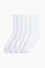 Pack de cinco pares de calcetines blancos de caña media (crew socks) con textura acanalada en la caña, confeccionados en mezcla de algodón con tecnología Lycra® Xtra Life™.