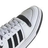 Zapatillas Adidas Turnaround Mid de caña alta, color blanco con detalles en negro, con las tres tiras características de la marca en los laterales.