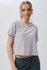 Remera de algodón de manga corta con cuello redondo, diseño básico y corte clásico.